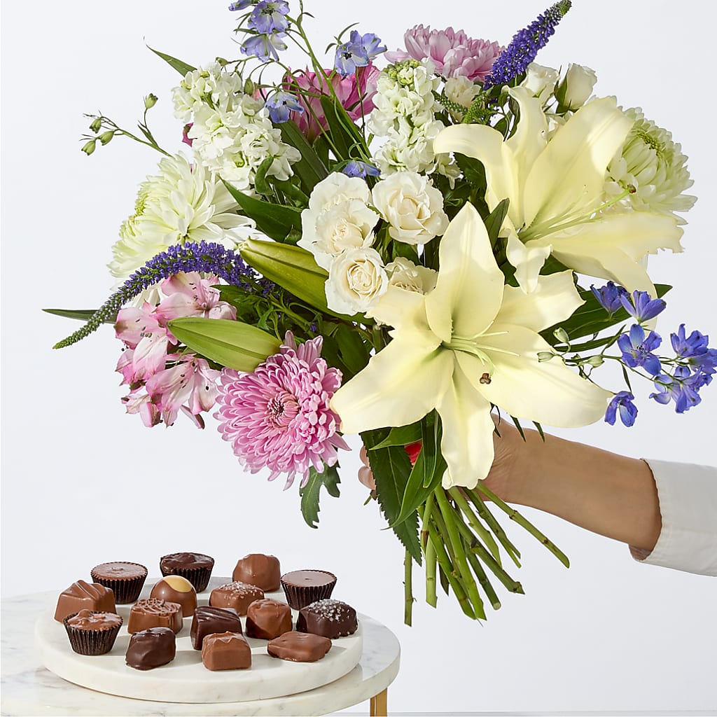 Winter Celebration Bouquet – DE VARS-PHILLIPS FLORISTS & ANTIQUES, Hartford CT